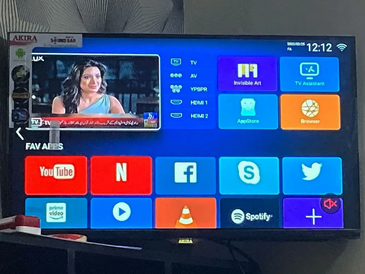 연결된 TV 화면 줄 사이를 이동하는 디지털 웜을 보여주는 평면 일러스트.