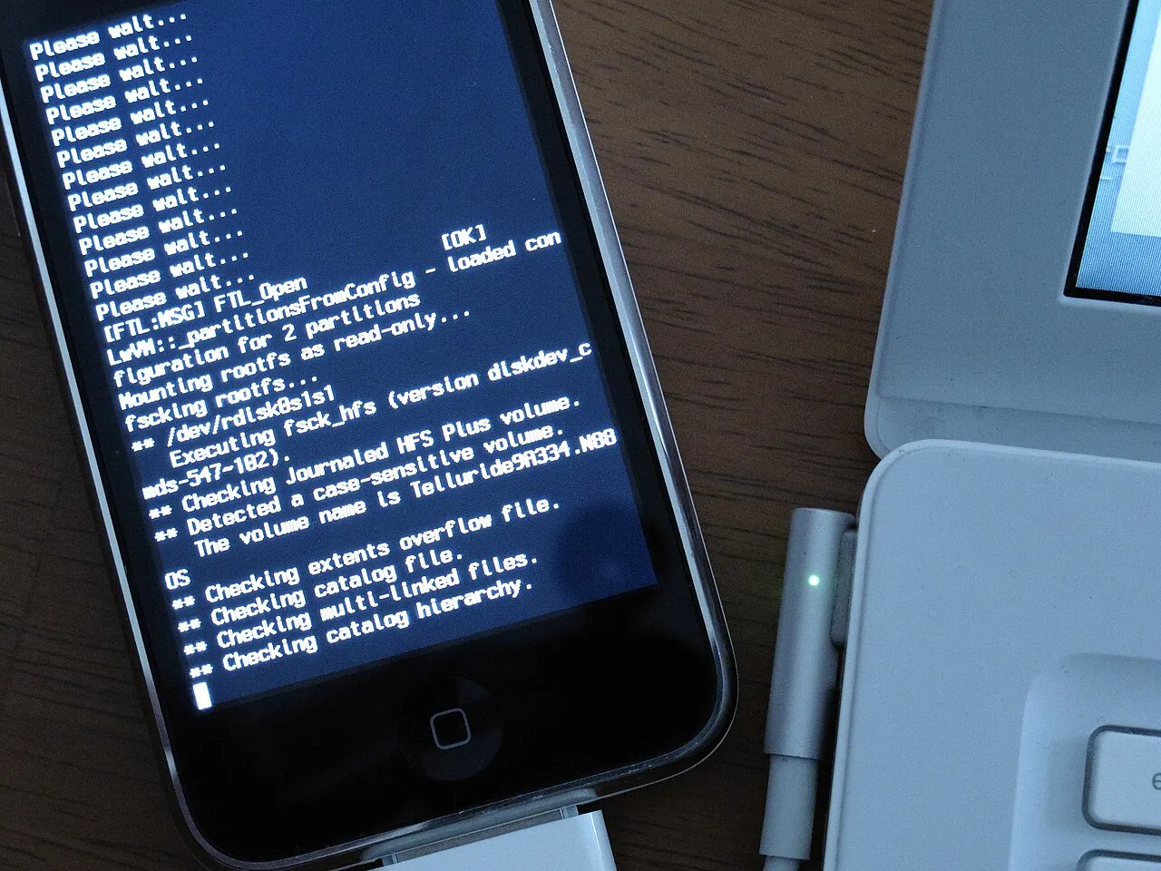 Ein Smartphone mit einem Schloss-Symbol zum Entsperren, umgeben von einer abstrakten KI-Figur, die Zeilen von Code scannt.