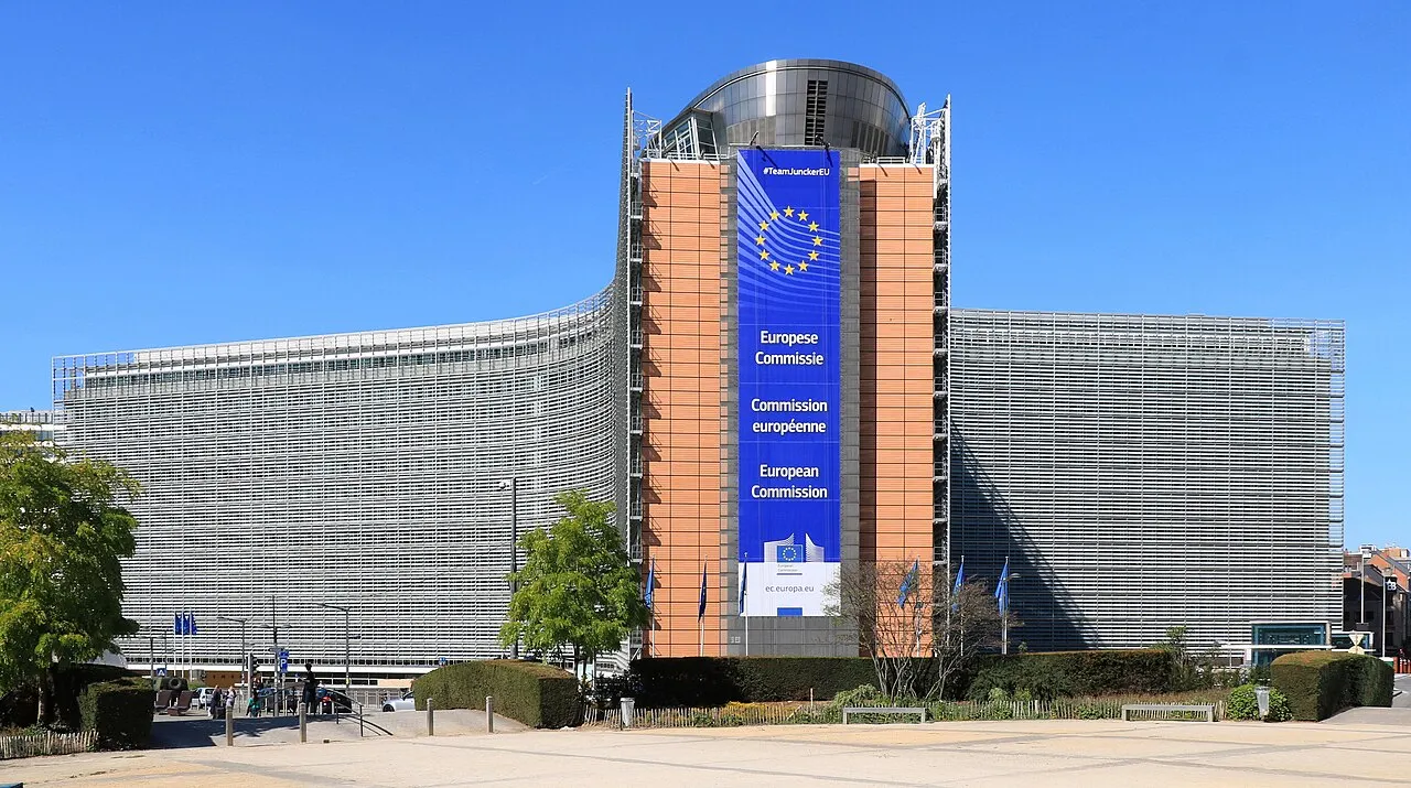 Illustration einer Sanduhr neben Rechtsdokumenten und Schaltkreismustern, die Sanktionsfristen nach den EU-KI-Regeln symbolisiert.