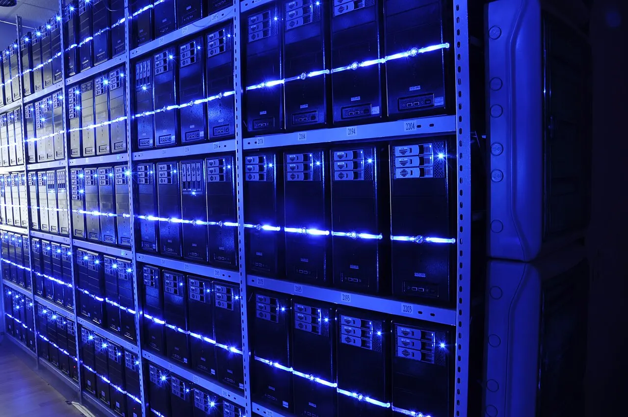 Un'illustrazione piatta che combina un data center pieno di server GPU e lo skyline di Londra.