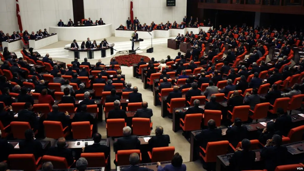 Türkiye Büyük Millet Meclisi binası ve yapay zekâ düzenlemesini simgeleyen dijital ağ